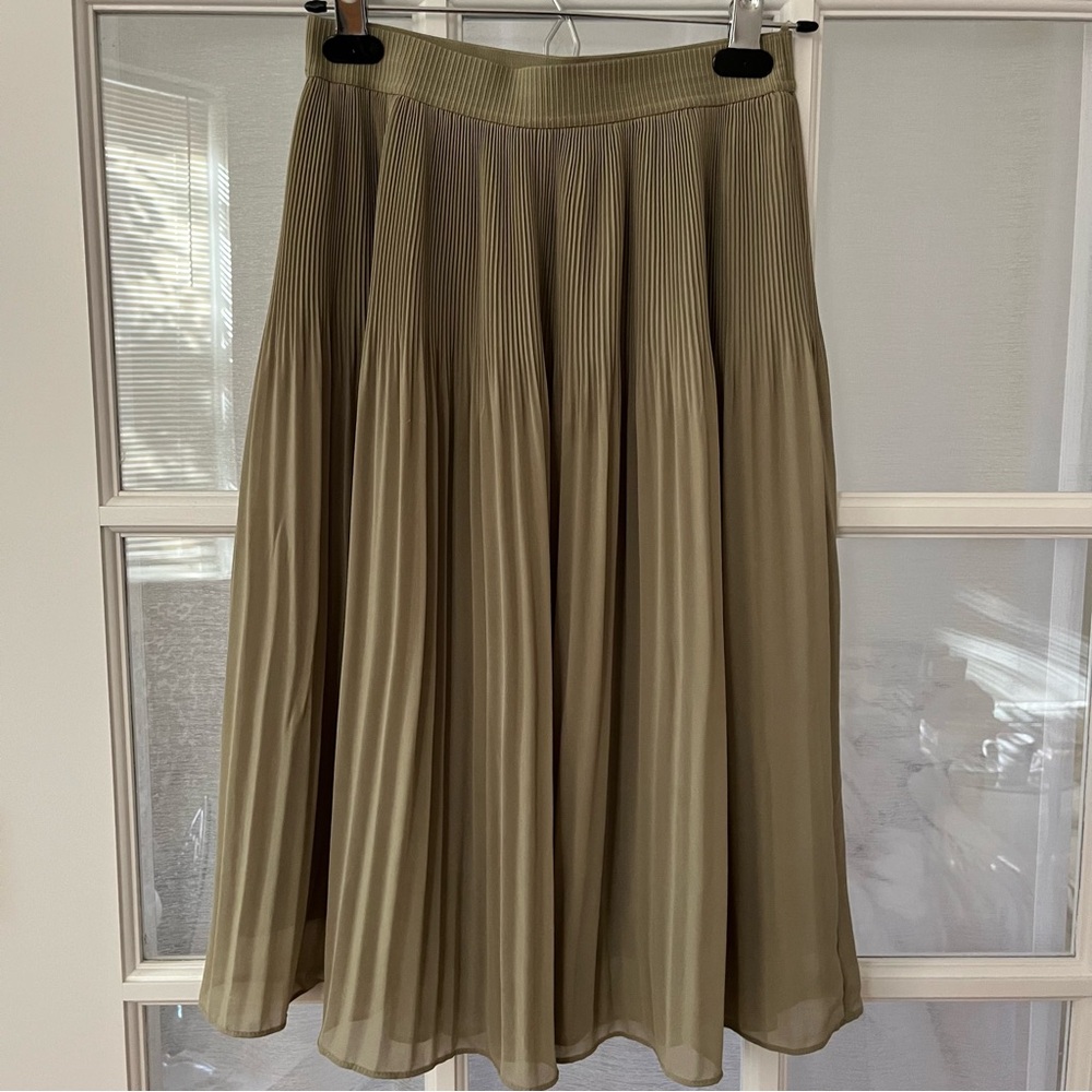 Chic green pleated skirt